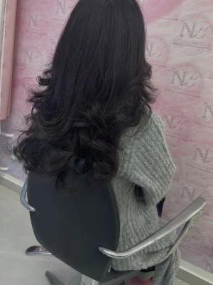 Sew in löshår - Säljer äkta sew in raw löshår 300 gram från Sydamerika. Håret är helt nytt, använt endast en gång och ganska tjockt och jättebra kvalité. Längden är 60 centimeter och köpt för 4300kr. Håret är klippt i layers.