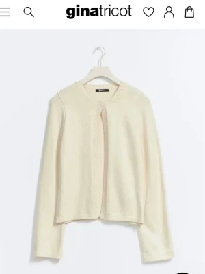 One button knitted cardigan  - En mjuk kofta i krämvit nyans med en knapp längst upp. Är otroligt bekväm och har inte använt den mycket, bara några enstaka gånger 🤗, skicka gärna prisförslag! 