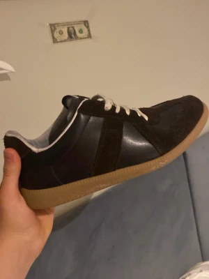 Bruna mm gats - Riktigt feta bruna mocka gats hål på vänster skon mockan sprack går att täcka över med svart tejp typ helt ärligt dom skönaste skorna som jag har ägt tar gärna emot byten priset är såklart inte spikat 😁 ps mycket defekter därav priset lite lim så funkar de perfekt