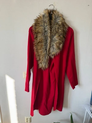 Röd kappa - Helt ny, har bara legat i skåpet i flera år.
