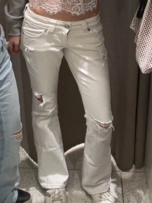 Vita bootcut jeans - Säljer ett par vita bootcut jeans pga att de är för små. Jeansen har låg midja. Använda ett fåtal gånger. Pris kan diskuteras, skriv för fler bilder 💕
