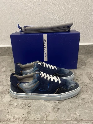 Helt Nya Jacob Cohën skor  - Helt Nya Jacob Cohen Skor || Storlek 41 || Nypris ca 7000kr || Mitt pris 3299kr || Box och Dustbag medföljer vid köp || Tveka inte på att höra av dig vid frågor eller funderingar 