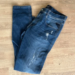 Replay jeans - W32 L34. Perfekt för grisch och streetstyle!✌️🎉 Nypris 1799. Mitt pris 649! Pris ej hugget i sten!