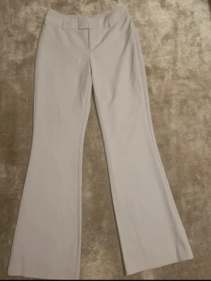 Kostymbyxor  - Ett par beiga kostymbyxor från Gina, endast använt en gång.