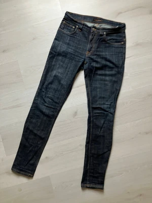 Mörkblå  jeans från Nudie - Herr jeans thinn-finn slim fit, super fint skick.  W31 L34