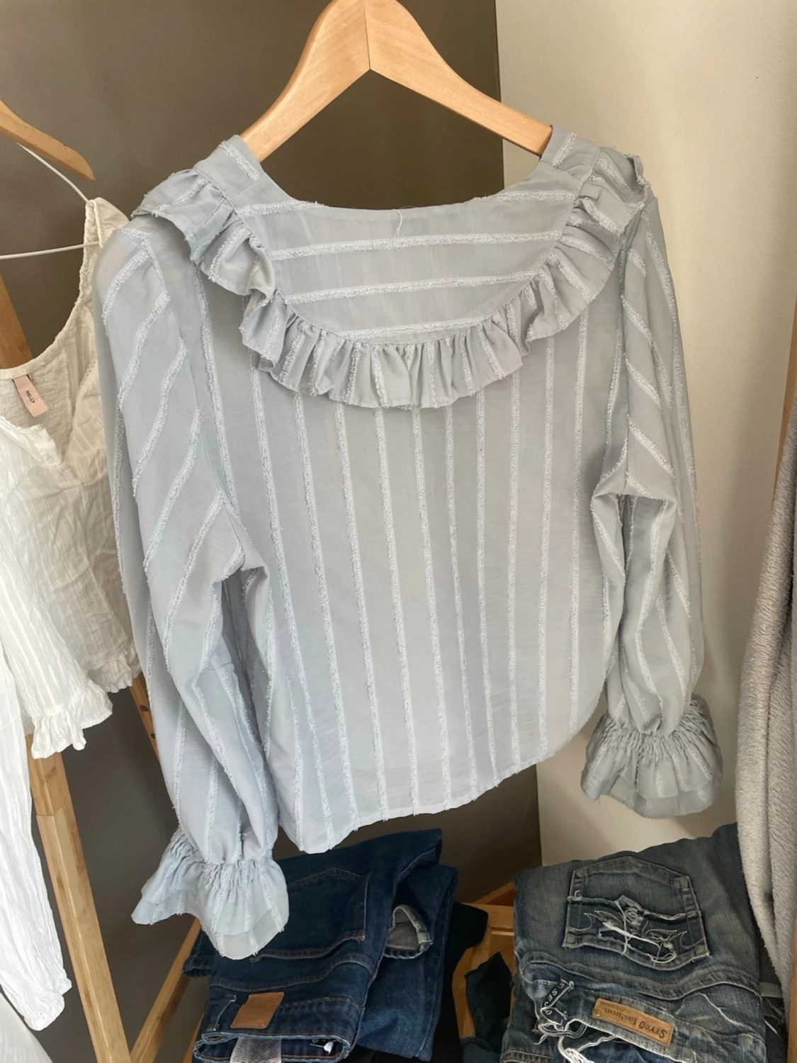 Ljusblå volangblus - 1