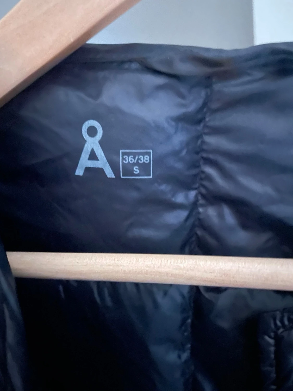 Svart pufferjacka från ARKET - 2