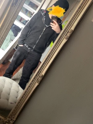 Svart burberry  hoodie med dragkedja - Säljer en svart hoodie med dragkedja och huva. Hoodien har en enkel och clean design med fickor framtill och justerbar dragsko i huvan. Perfekt för dig som gillar en avslappnad och stilren look. Men dragkedjan e lite dålig ibland 