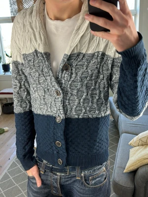 Unik stickad cardigan  - Väldigt unik, stilren och perfekt nu i sommar. A:53 B:47 C:44 D:60 (cm) storlek L men passar även M. Skriv vid fundering😇🙌