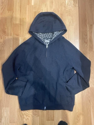 Mörkblå Sällsynt hoodie - Säljer denna tvär fräcka hoodie som är väldigt sällsynt till ett väldigt bra pris, den är oanvänd i storlek L passar även M, snygg vit/grå mönster på insidan. Skriv om du vill ha flera bilder eller om du har fler frågor, lägg ett bud så ser vi vart vi hamnar. svarar direkt! 