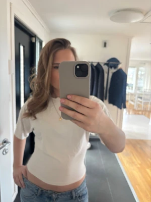 Vit  t-shirt i tight passform - Superfin vit topp i mjukt material ✨ Sitter jättebra och är perfekt till både jeans och kjol! Fint skick.