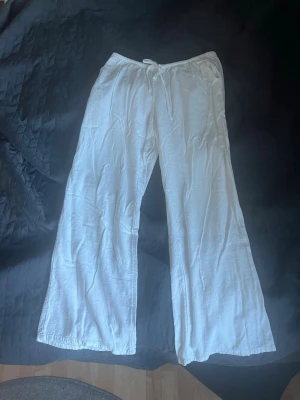 Linnebyxor H&M - Jag säljer ett par vita linnebyxor från h&m i storlek S💓Är lite korta i storleken, men annars superperfekta, har använt någon enstaka gång💓Perfekt till en sommardag med en T-shirt till😍💓