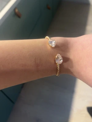 Caroline Svedbom Armband - Guldigt armband med ljusrosa stenar, superfint men lite missfärgat ( se bilder ) ask medföljer