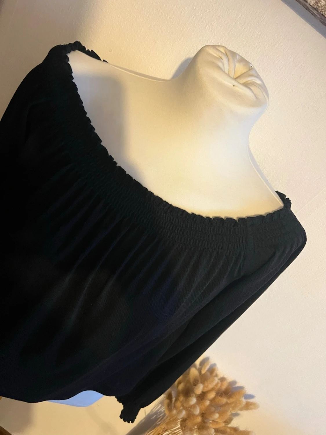 Svart off shoulder topp med smock - 2