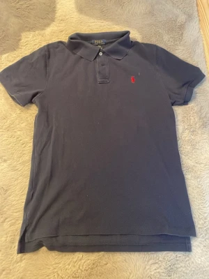 Ralph lauren pike - Mörkblå Ralph lauren pike i väldigt bra skick. Säljer den pga att den inte kommer till användning. Den är i storlek XL i barn. Passar dig som är 170 ungefär. Priset är inte helt hugget i sten. Bara höra av er🙌