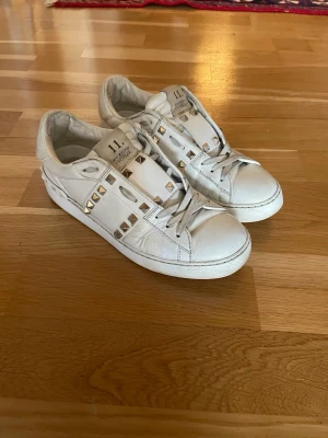 Valentino rockstud sneakers - Fina valentino garavani sneakers som behöver ett nytt hem! Passar 38-39. Köpta på vestaire collective så självklart äkta.