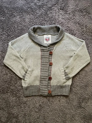 Bondelid kofta  - Snygg stickad kofta från Bondelid! Färgen grå, Storlek M! ⭐️