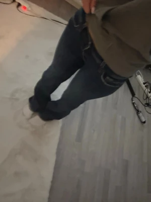 Mörkblå bootcut jeans - Säljer mina jeans då dem inte kommer till användning, absolut inget fel på dem. Jag är 167 och dem är lite långa för min smak, skulle gissa på att de passar folk till 172 ish💓köpte dem för 600kr
