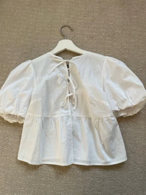 Jätte fin Blus från New Yorker i storlek S - Jättefin vit blus från New yorker i storlek S. Blusen är använd ett par gånger. Därav finns det inget effekter på tröjan, köptes för 129 kr men säljs enbart för 30 kr.