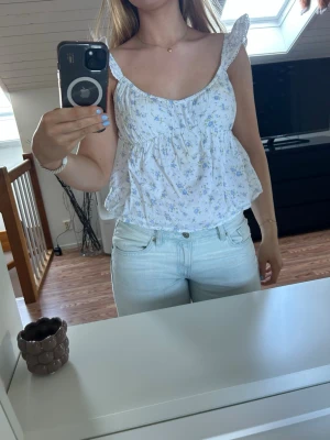 Blommig topp - Super fin med rosett i ryggen🩵🤍