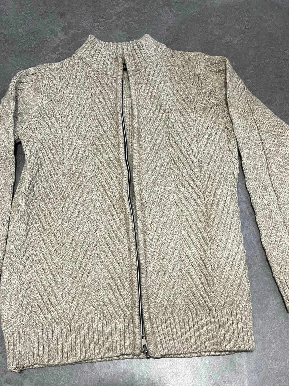 Beige stickad kofta med dragkedja - 1