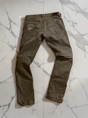 Acne Studios Jeans  - Acne Studios jeans i gråtvättad wash med snygg, worn-in look. Slim/straight passform och klassisk 5-pocketmodell. 30/32 Fint använt skick med naturliga veck och tvättad finish som ger mycket karaktär.