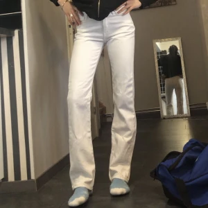 lågmidjade jeans  - lowwaisted supersnygga jeans i jätte bra skick  som sitter perfekt. anledningen till att den säljs är för att den inte längre kommer till användning. kontakta för mer information. 💎 Tryck inte på köp nu💕