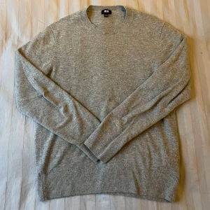 Kashmir tröja från Uniqlo - Säljer en stilren ljusgrå 100% kashmir tröja från Uniqlo. Den är endast använd några få gånger och säljer den då den är för liten på mig. Vill du ha fler bilder eller om du har några frågor är det bara att skriva!