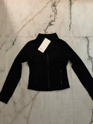 Svart lululemon define jacket - Hej jag tänkte sälja min flickväns helt nya superfina lululemon definejacket i färgen svart och storleken S/8