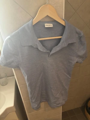 Ljusblå piké från John Henric - Säljer en ljusblå piké från John Henric med klassisk krage och korta ärmar. Pikén har en enkel och stilren design som passar perfekt till jeans eller shorts. Tillverkad i 100% merino för skön känsla hela dagen. Den är i storlek S men sitter som XS