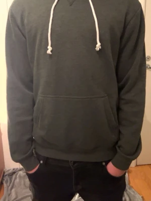 Olivgrön hoodie med ficka //  - Hoodie Från pier One i storlek S, perfekt nu till sommaren. Säljer eftersom den tyvärr blivit för liten 
