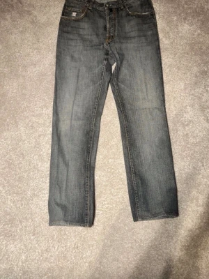 Grå raka jeans Jacob cohën  - Säljer ett par grå jeans med raka ben. Jeansen har klassisk femficksdesign och kontrastsömmar. Perfekta för en avslappnad och stilren look.