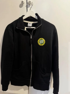 Bajen zip - Säljer nu min riktigt feta bajen zip ifrån brödraförbandet (BFB) storlek S och sitter som en S väldigt bra skick!