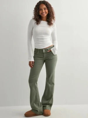 Lågmidjade gröna nelly jeans - Säljer ett par gröna jeans från Nelly, dem är Lågmidjade och har använts fåtal gånger. I strl 34