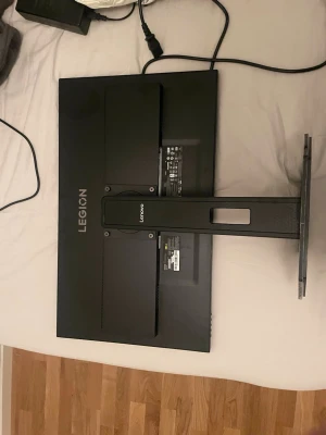 Lenovo Legion datorskärm svart - Säljer en svart skärm från lenovo legion.  Säljer skärmen därför mina föräldrar var smarta nog att köpa en skärm fast jag inte hade nåt att köra med.  