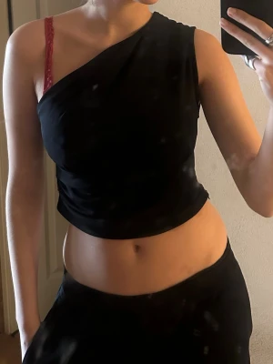 Svart topp - Använd sparsamt. Från mango. Storlek M