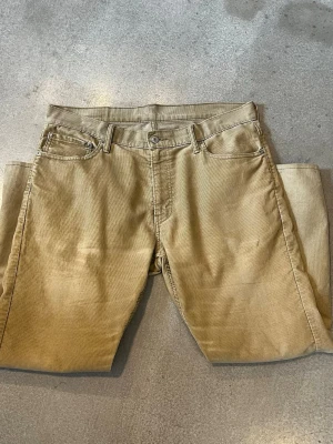 Levis manchester byxor - Uppsydda Manchester byxor som passar 170-180 ungefär beroende på preferens med längden. Lite solblekta på framsida (se bild 1), samt en liten blå fläck på höger bakficka (se bild 2) som tyvärr ej går bort. Köp sker via ”köp nu” funktionen :) 