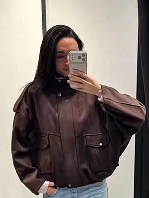 Oversized brun skinnjacka - Säljer en oversized brun mocka jacka med breda ärmar och två stora fickor framtill. Jackan har en hög krage och stängs med knappar. Väldigt populär och slutsåld på Zaras hemsida atm, aldrig använd och med prislappen kvar. 