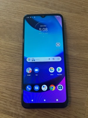Motorola Moto E20 32GB (2021) - Säljer en stor, snabb och modern smartphone i snygg grafitgrå färg. Fungerar utmärkt. Inga skador eller defekter. Fint skick enligt bilder. Fås återställd, olåst och med laddare. - 6.5“ HD+ IPS touchskärm - 13+2Mpx AI dubbelkamera - 4,000mAh batteri  - Bluetooth 5.0 - 3.5mm AUX ljuduttag  Nypris: 1500 SEK Begagnat pris: 1000 SEK Mitt pris: 689 SEK  Skickas alltid snabbt och spårbart (ofta samma dag). Hör av dig vid frågor och se gärna mina andra annonser också! 