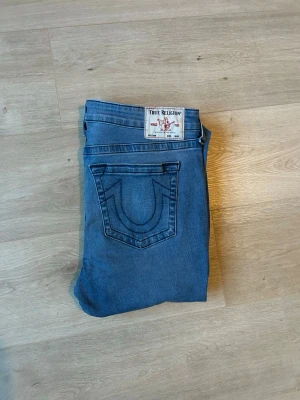 Blåa Skinny True Religion Jeans Halle W33  - Fina True Religion Jeans i blå färg. Jeansen är i mycket bra skick och sparsamt använda. |  Äkta som allt annat jag säljer! ✅ |  Storlek: W33 | Skick: Mycket bra skick - blivit lagade. ) | Färg: Blå | Märke: True Religion | Modell: Jeans |  Hör gärna av dig vid frågor så svarar jag så fort jag kan! 😁|   (Sku - 41)