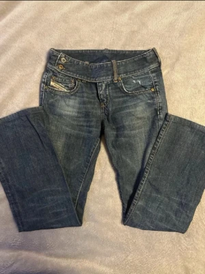 Blå bootcut jeans från Diesel - Sjukt snygga jeans från Diesel, säljer då de tyvärr inte passar💕 Midjemått: 35 cm