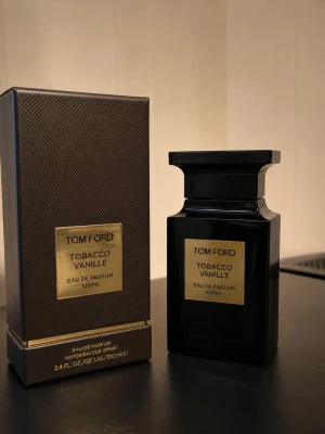 Tom Ford Tobacco Vanille - 100ml - Helt ny herr parfym i förpackning. Fräsch och exklusiv doft som passar perfekt till både vardag och speciella tillfällen. Säljs i fint skick och är redo att användas direkt. 