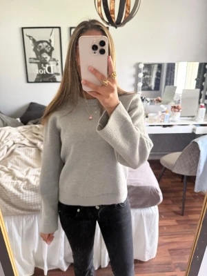 Stickad tröja Gina  - Den är i bra skick men använd några gånger men har inga defekter och är jätte fräsch och fin 