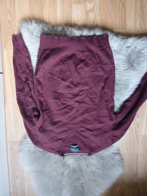 Vinröd stickad tröja från Riley - Säljer en vinröd stickad tröja från Rliey Tröjan har en klassisk rund halsringning och långa ärmar. Materialet är mjukt och passar perfekt för lager-på-lager. Enkel och stilren design som funkar till det mesta. Skick 9/10