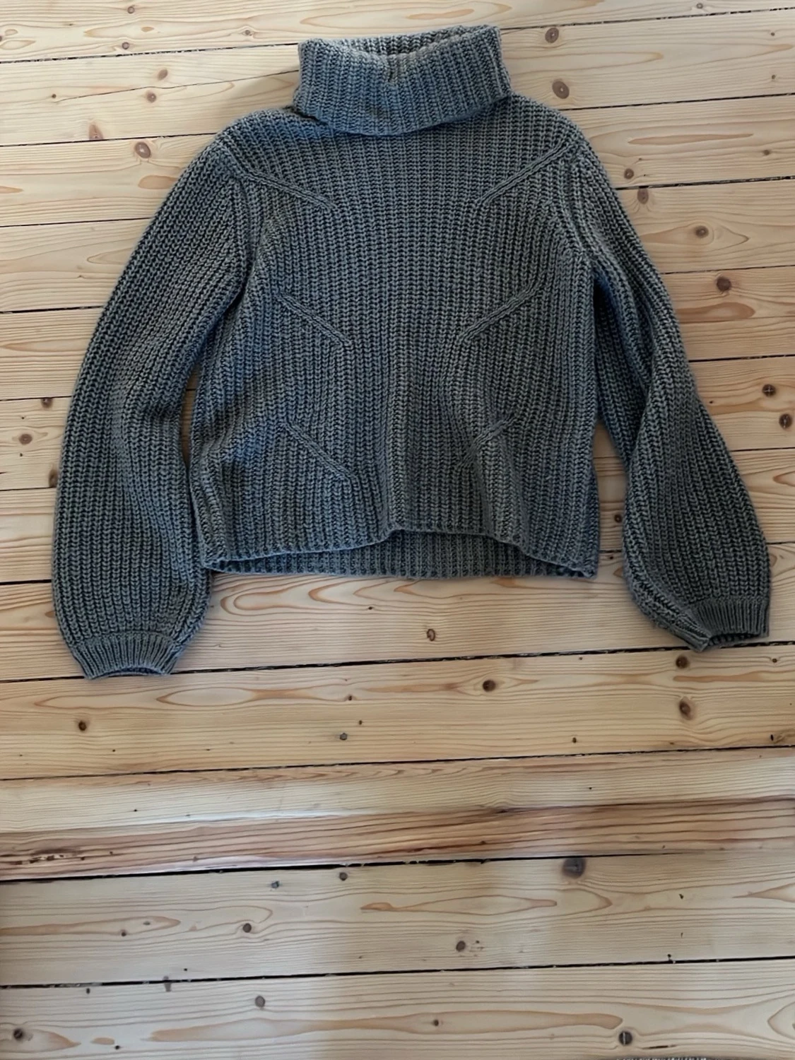 Grå stickad tröja - 1