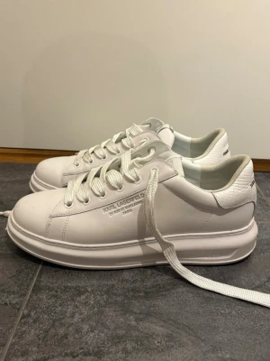 Vita sneakers från Karl Lagerfeld - Super fint skick, lite smutsiga, bara att tvätta rent. Nypris Zalando: 2395