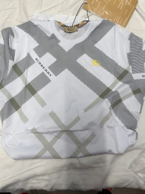 Burberry tröja/t-shirt - Burberry tröja säljes, storlek s, aldrig använd. Köpt i Paris. Nypris: 3000kr