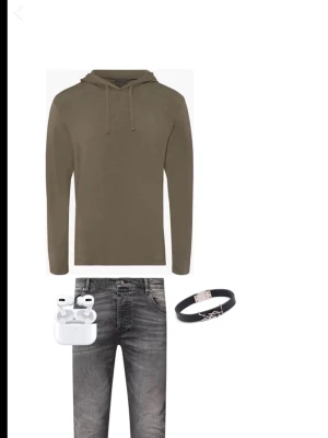 Olivgrön Kashmir tröja  - Säljer en stilren Kashmir tröja från sayless. I storlek XS, den har inga hål eller defekter! Den ser lite grå/beige ut på bild med den är olivgrön irl. 