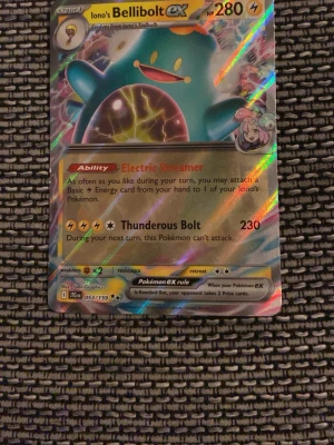 Iono's Bellibolt ex Pokémonkort - Säljer ett holografiskt Iono's Bellibolt ex Pokémonkort från Scarlet & Violet-serien. Kortet har färger i blått, gult och silver med glittrig yta och coolt motiv. Perfekt för samlare eller Pokémonfans som vill utöka sin samling.