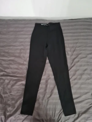 Svarta leggings från Basic You - Svarta leggings från Basic You i mjuk och stretchig ekologisk bomull. Hög midja och smal passform som sitter snyggt på kroppen. Perfekta att matcha med oversized tröjor eller hoodies. 